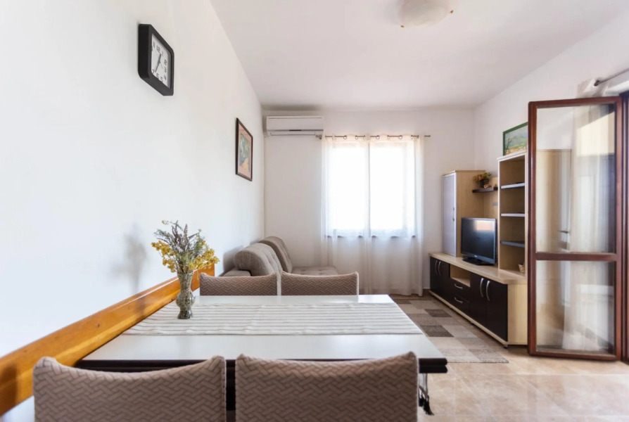 Milka - in Center & Close to the sea - H