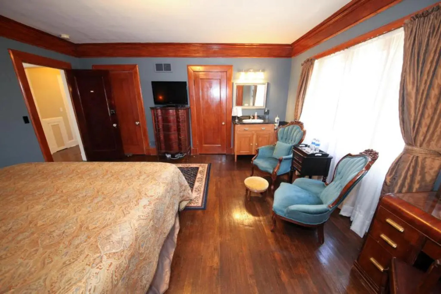 The Leonard at Logan House