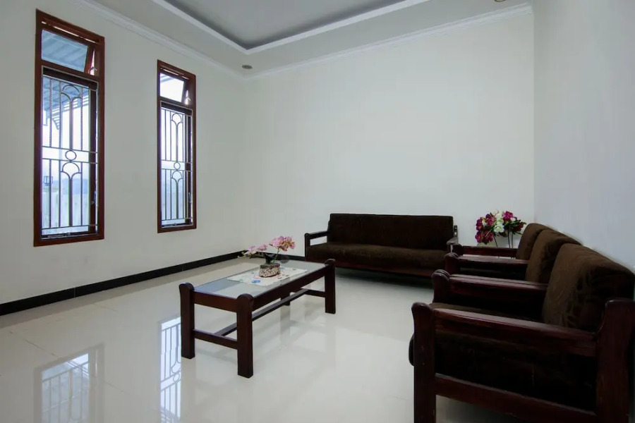 Pink's Guest House by OYO Rooms