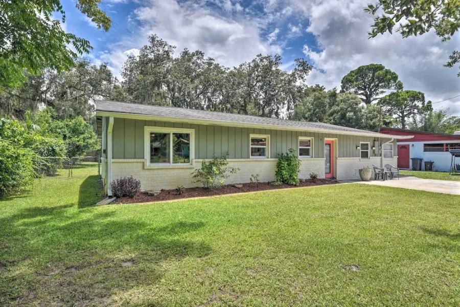 Dog-friendly Home w/ Gas Grill - Walk to Rose Bay!