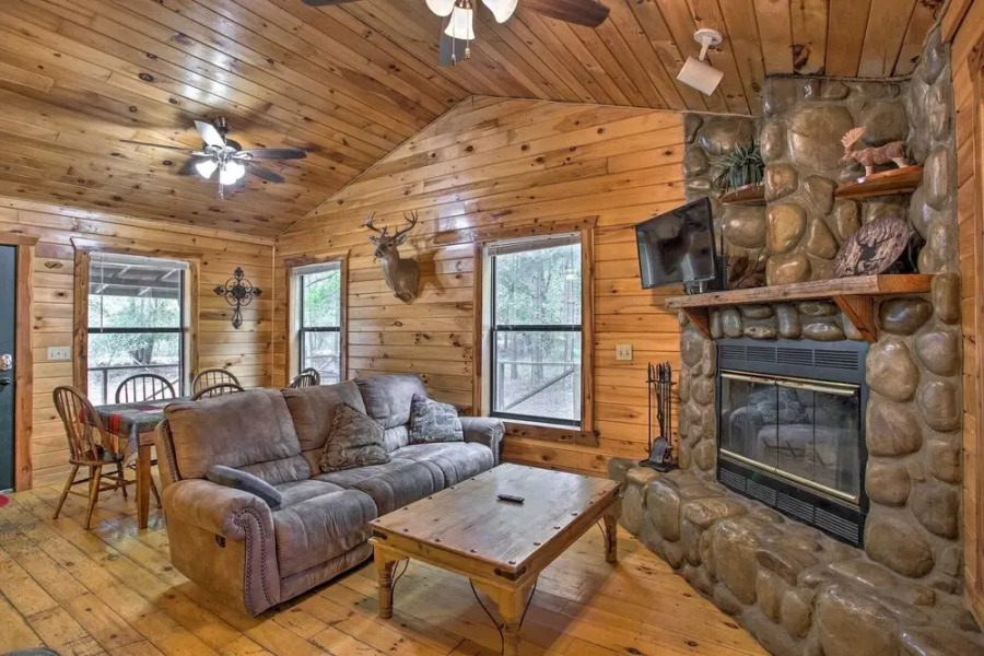Cozy Starlight Cabin: 6 Miles to Beavers Bend!