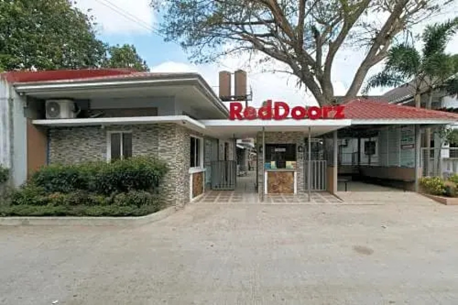 RedDoorz Premium at Trece Indang Road