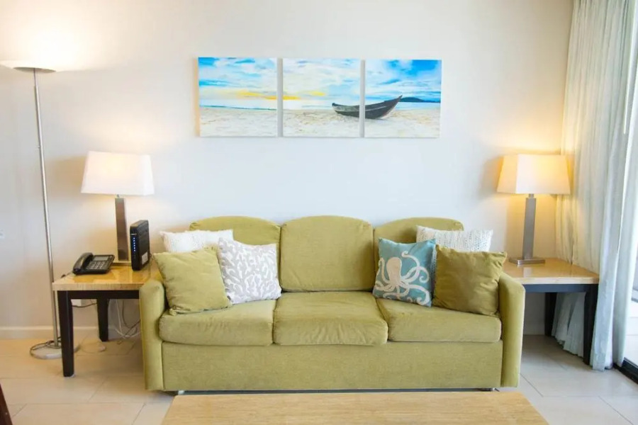 Waikiki Banyan - Ocean View Tower 1 Suite 2210