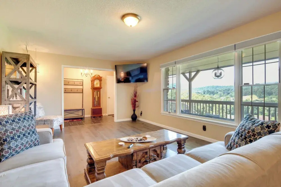 11 Mi to Asheville: Scenic Retreat w/ Game Room