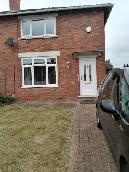 Spacious 3bed House in Walsall With Parking Onsite