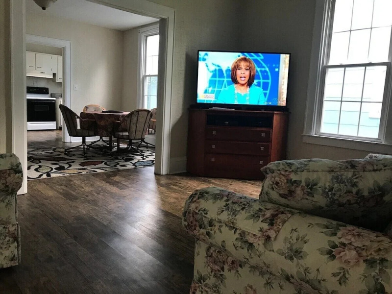 King and 2 Queens 55 Smart tv