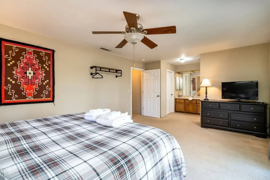 Wolf Den - Check out the Beach, Country Club, Golf Course Enjoy the Wifi, Central Heat and Air Conditioning. Near Yosemite by Redawning