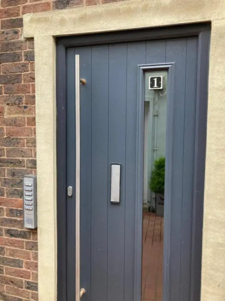 Gorgeous Central Studio with Balcony, 2 mins to Beach and Pier