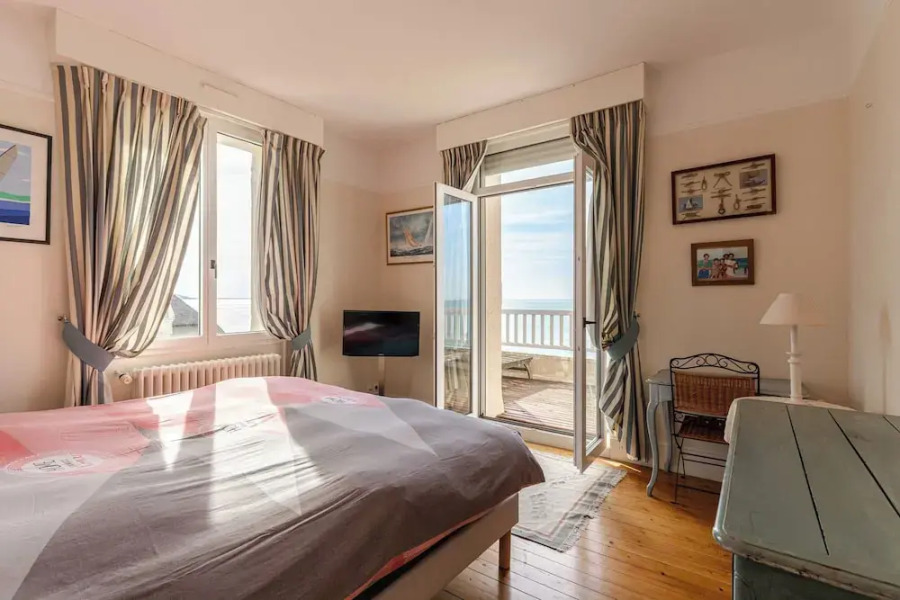 The Benervilloise Villa With its Feet in the Water