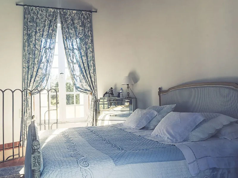 Gorgeous Manor With Private Heated Swimming Pool, in the Heart of an oak Forest