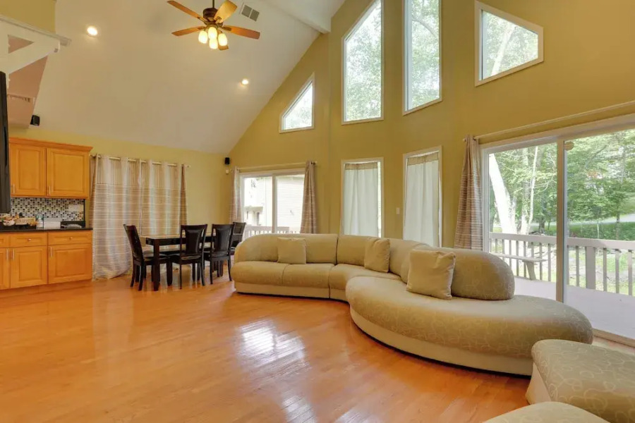 Pools, Hot Tub & More: Bushkill Mountain Getaway!