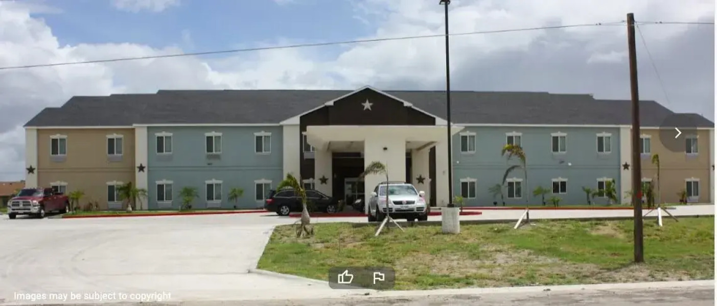 La Plaza Inn & Suites