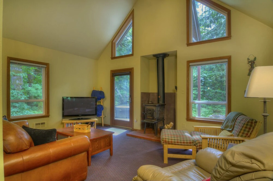 Apres Chalet - Two Bedroom Cabin with Hot Tub