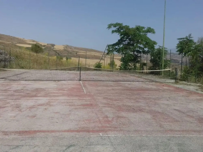 Gorgeous Holiday Home with Hot Tub, Whirlpool, Pool, Garden