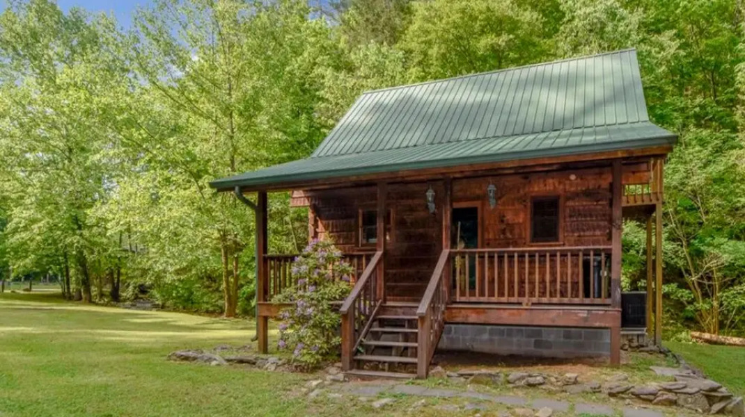 Whisper Creek 2 Bedroom Cabin by RedAwning