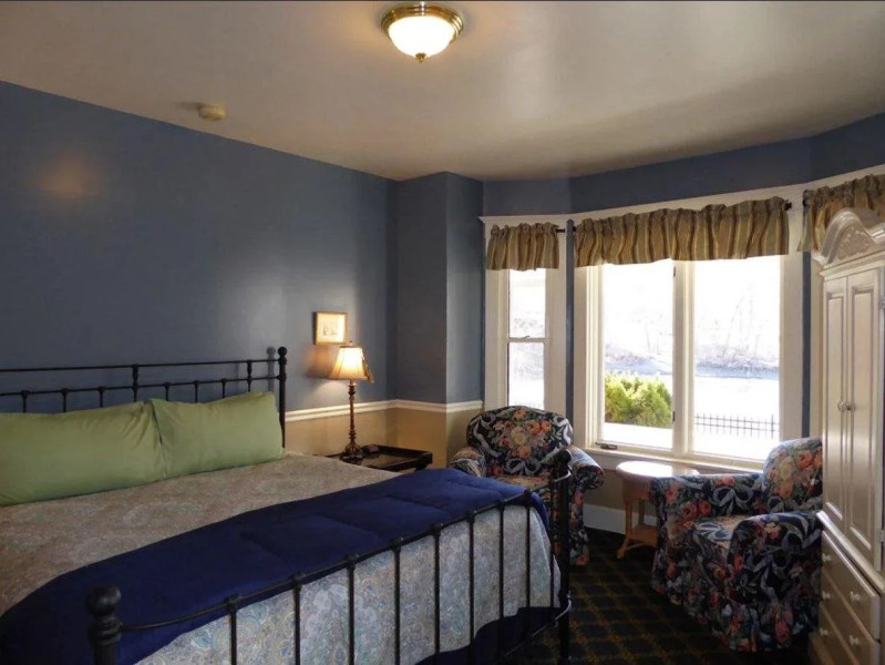 Goldsmith's Riverfront Inn