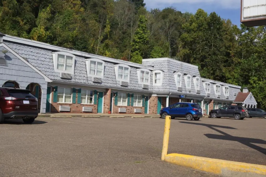 Country Squire Inn & Suites