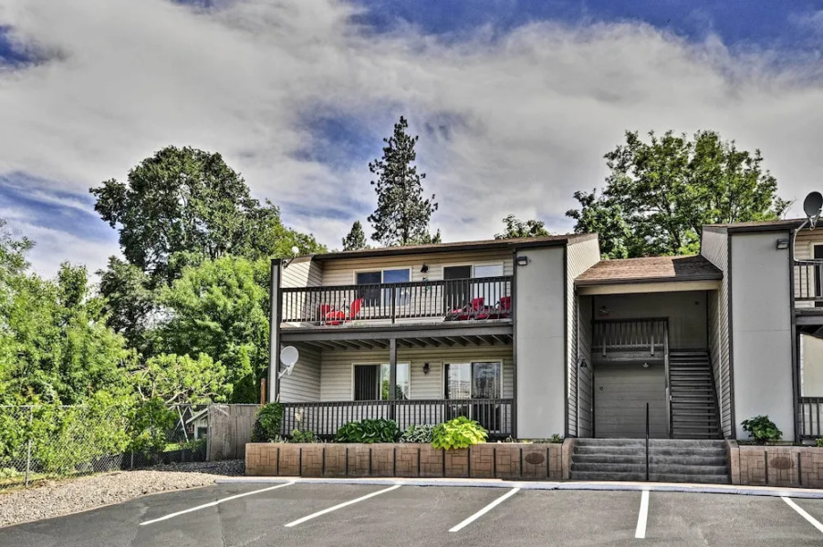 Classy Hood River Condo With Mt. Adams Views!