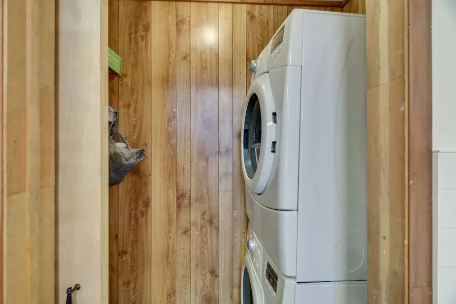 Peaceful Pocono Lake Cabin: Walk to Pine Lake!