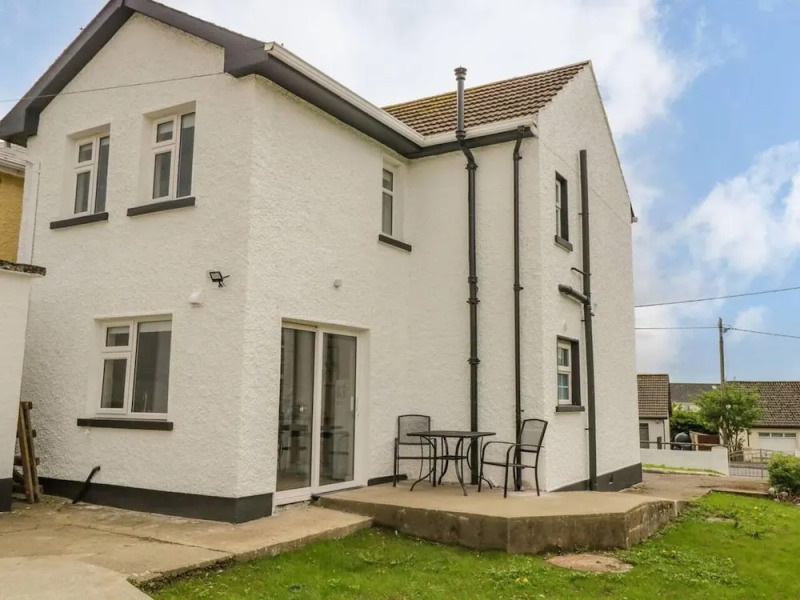 Beautiful Cottage With Gardens, Patio & Fireplace