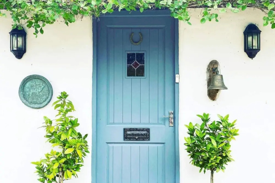 5-bed Home - Sleeps 12, Pool, Garden & Play Area