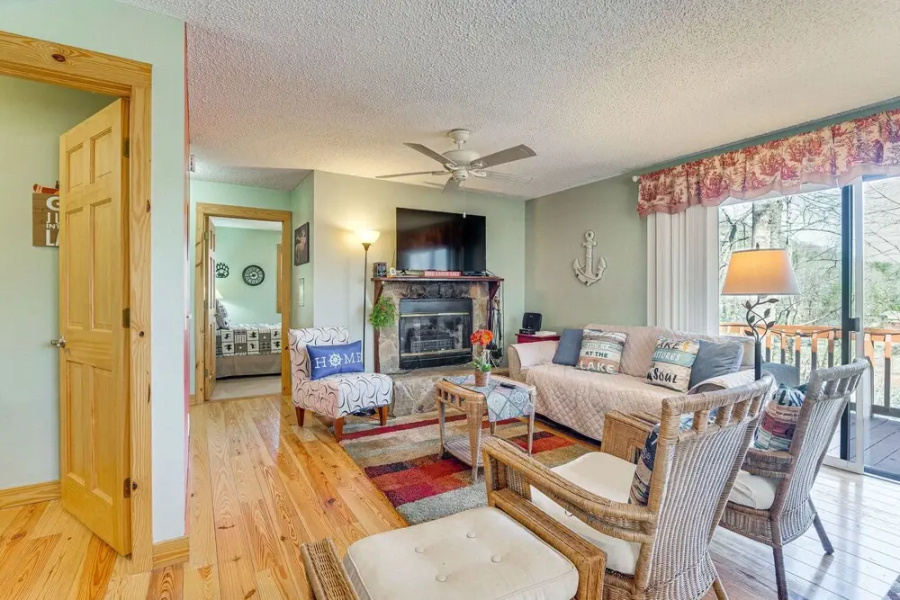 Pet-friendly Hiawassee Cabin w/ Lake Views & Sauna