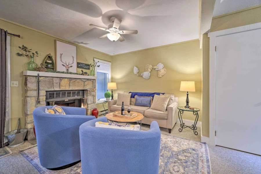 Walk to Jack Frost: Cozy Poconos Townhome