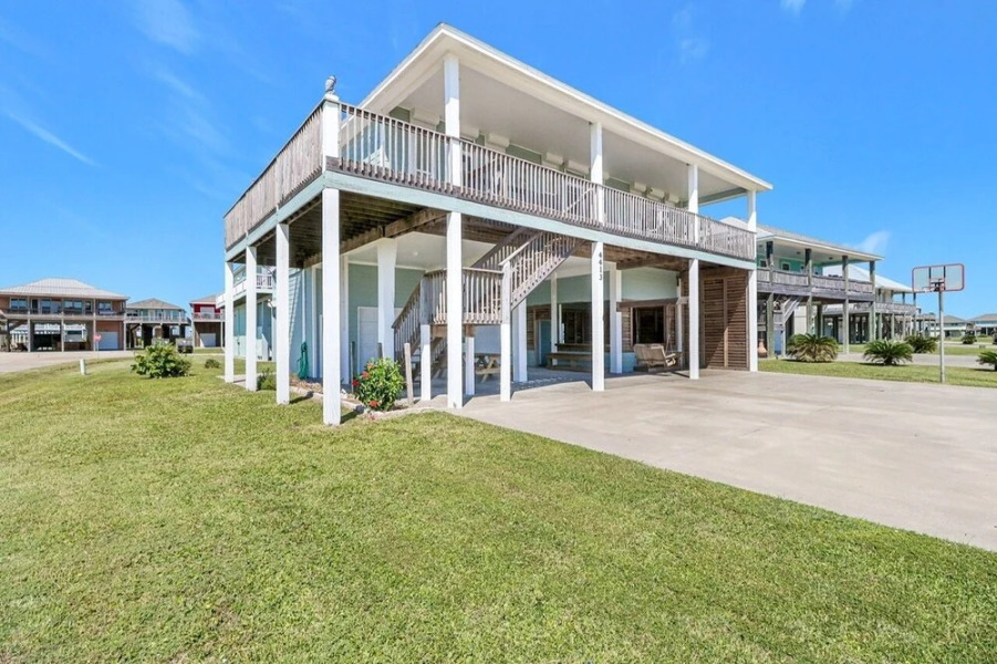 Chateau Mingo 3 Bedroom Home by RedAwning