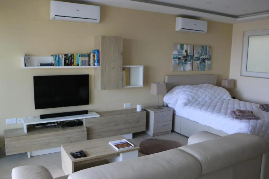 Wileg 4A Luxury Studio Apartment with Shared Swimming Pool.