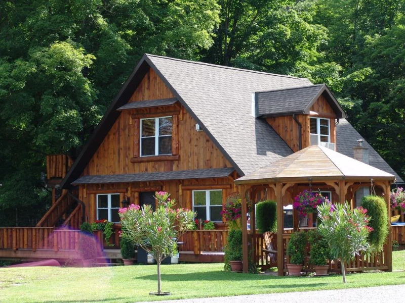 The Highlands Motel & Lodge