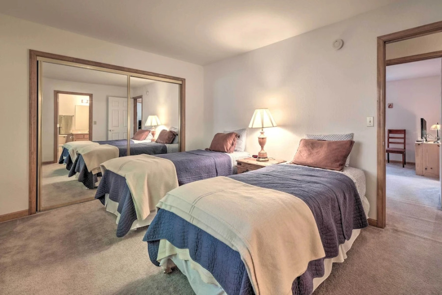 4 Mi to Big Tree State Park: Serene Cabin w/ Deck