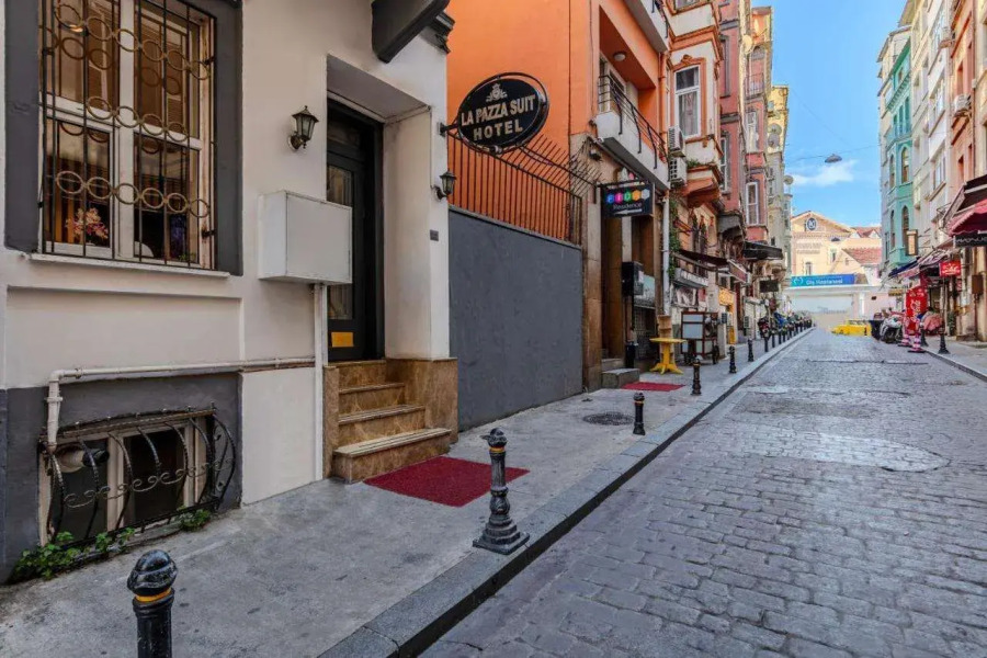 La Pazza Suites Hotel
