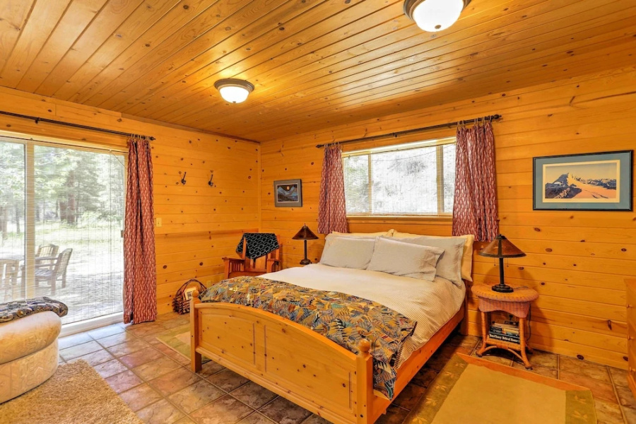 Romantic Riverfront Cottage - 1 Mile to Winthrop!