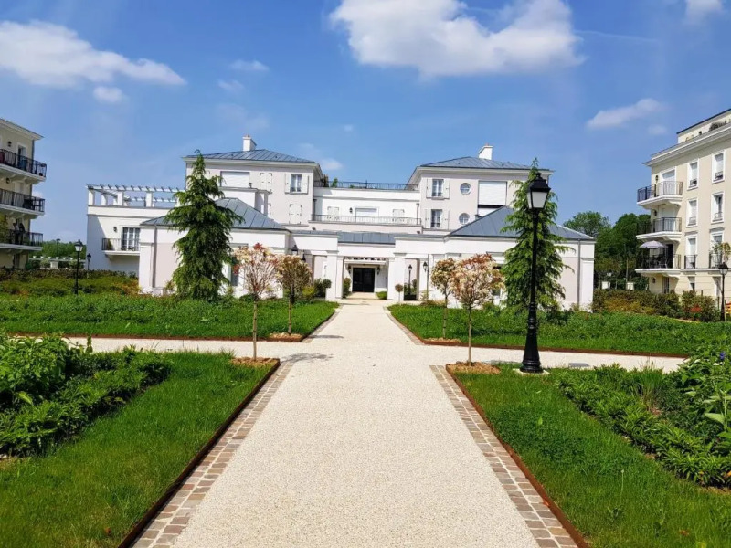 Mickey's closest neighbor