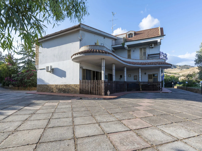 Alluring holiday home in Assoro with private pool