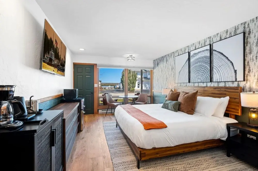 Spruce and Shore Motel