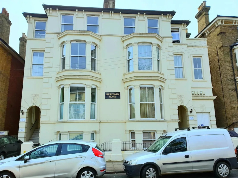 Higher Living-Professional Southsea Apartment