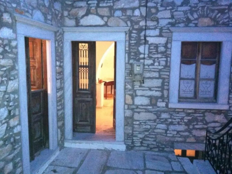 apeiranthos traditional stone house