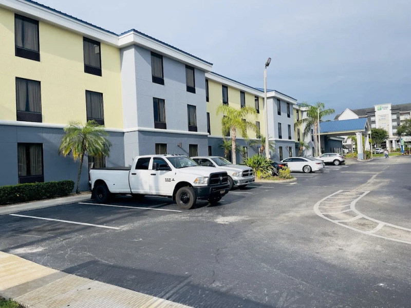 Days Inn & Suites Lakeland
