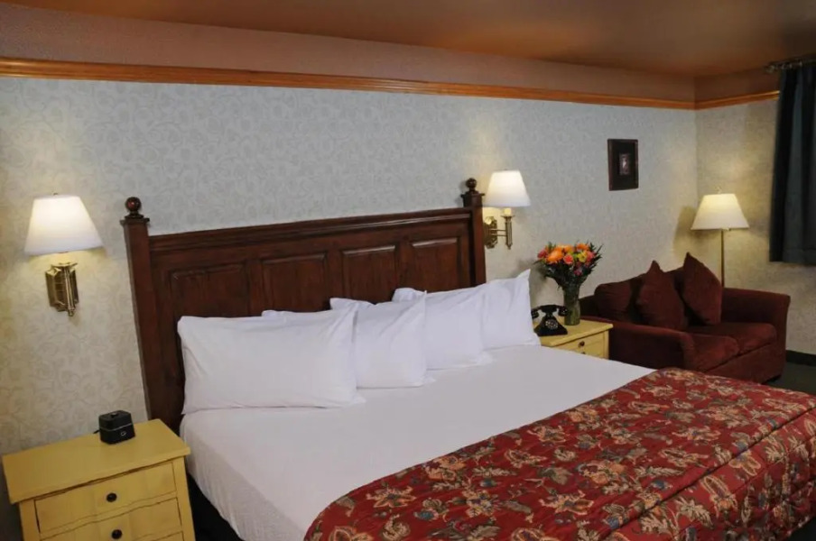 Pike's Waterfront Lodge