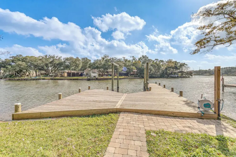 Waterfront Retreat w/ Outdoor Oasis in Pensacola