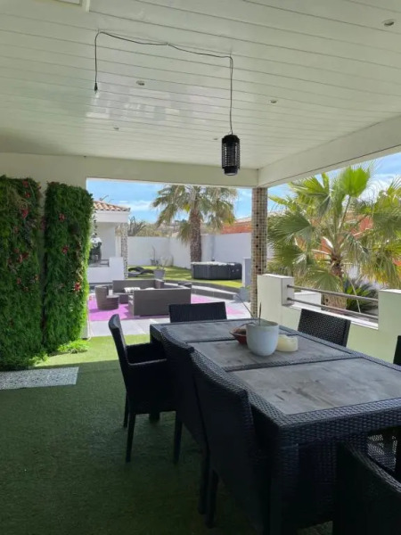 Villa spacieuse avec piscine 350m2 5 chambres terrain de 1500m2 arboré parking privé