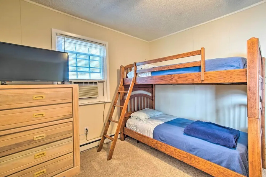 Sunny Oak Island Retreat - 3 Blocks to Beach!