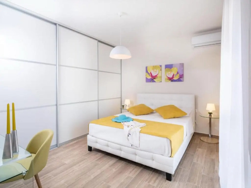 Private luxury 3bdrm Villa - Walk to beach