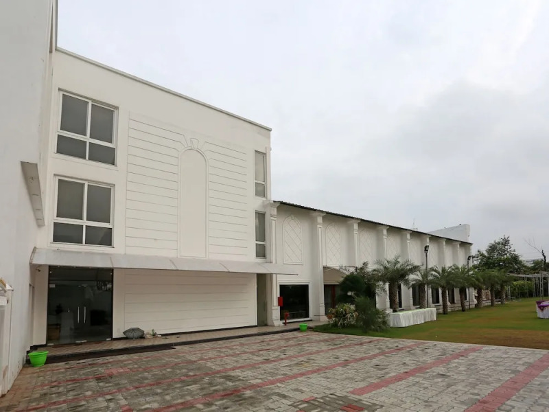 OYO 16768 Hotel Lotus Grand