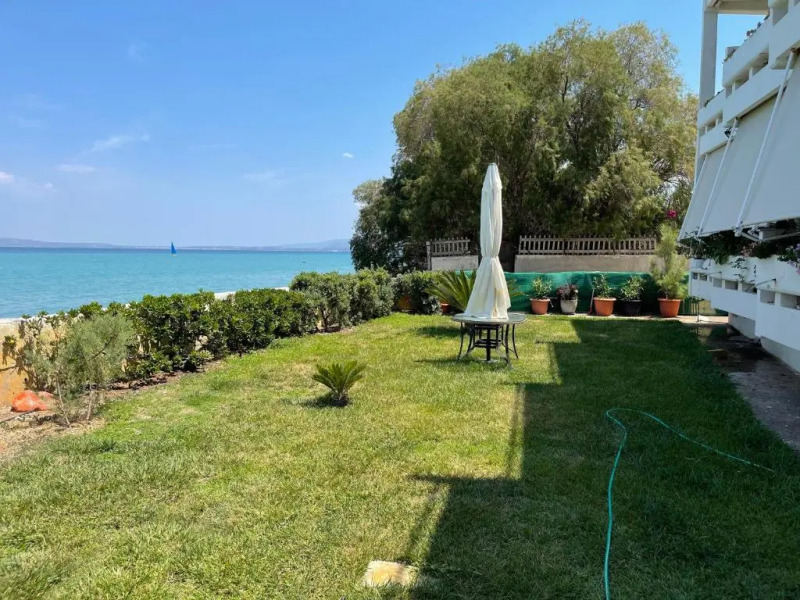 Stunning Beachfront Apartment Strátos