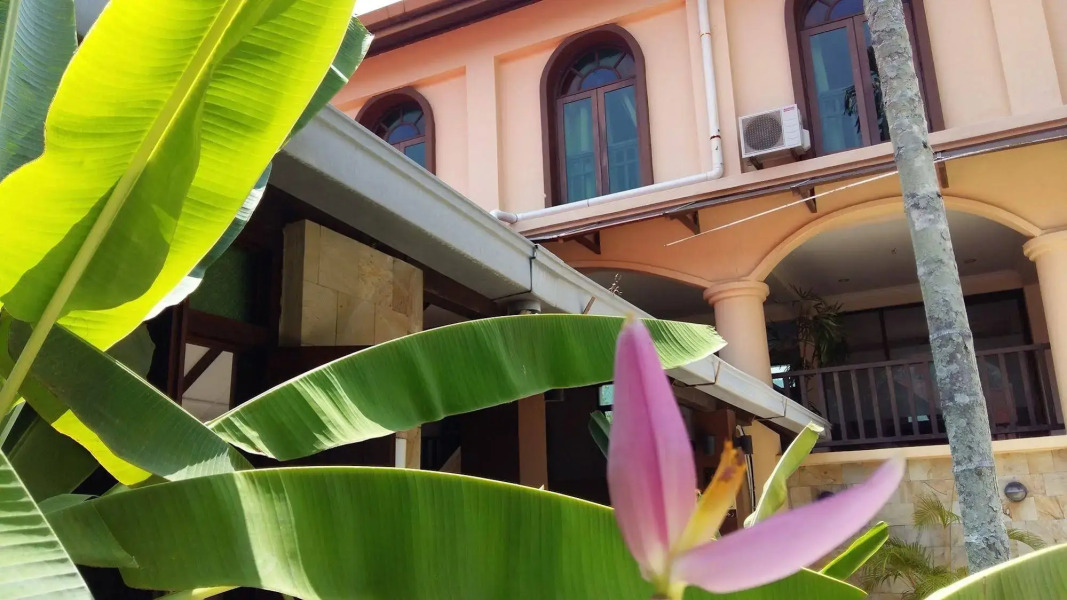 D'Feringghi Haus Hotel & Restaurant