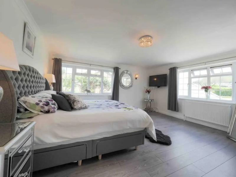 Inviting 7-bed House With sea Views in Hythe