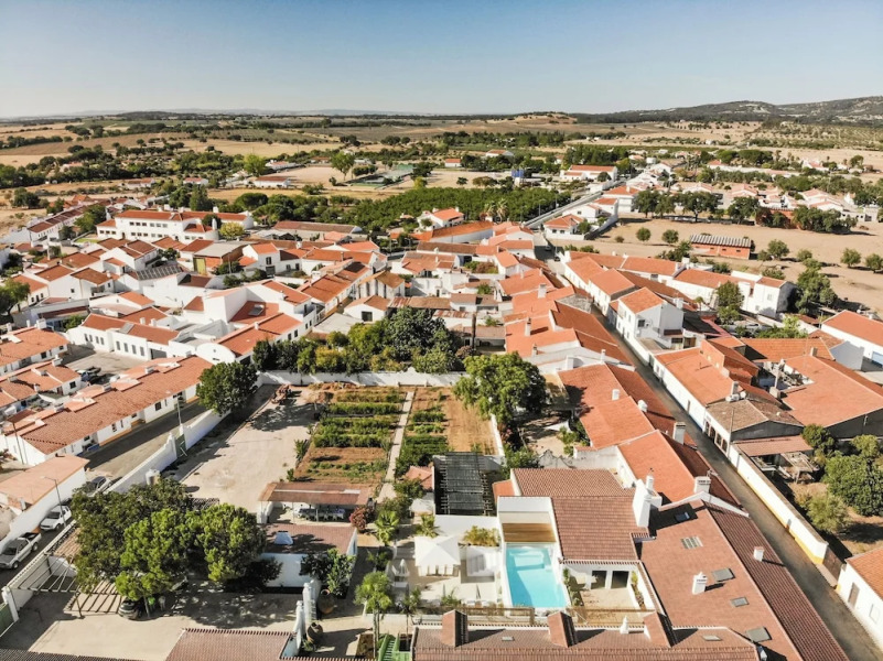 The Green House by Santiago de Alfama
