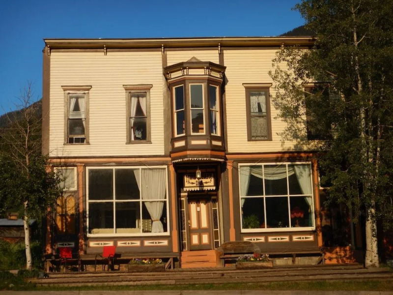 The Mine Shaft Inn Hotel & Hostel